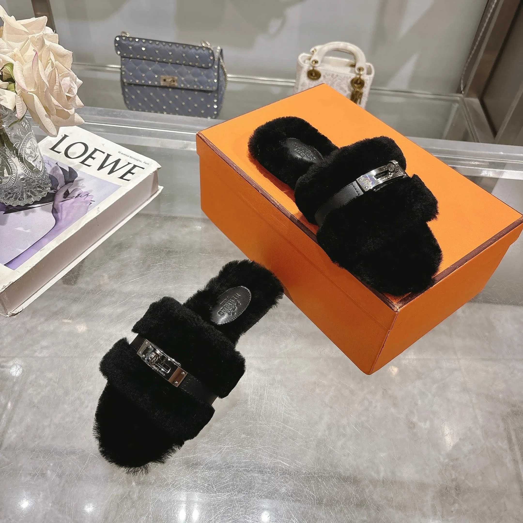 👟👟Ex-factory price 500👟👟 Purchasing agent level Hermes Hermès second uncle hair slippers are in stock all year round. 2025 new and new colors official website, Xiaohongshu synchronizes the latest color matching Hermès hot models are hot online, upgraded workmanship, high quality! Fashionable small wool H-trailers, autumn and winter style flat-soled wool mop, can be customized without standard, non-refundable and non-exchangeable. Fabric: Imported lamb's roll real wool. Lining: Imported lamb's roll real wool. Outsole: Genuine leather outsole. Size: 35-43, [Note: 41, 42, 43 customized]